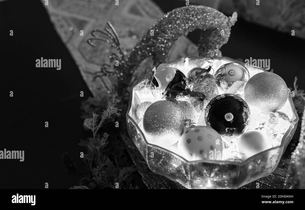 Decorazioni natalizie e ornamenti a casa Foto Stock