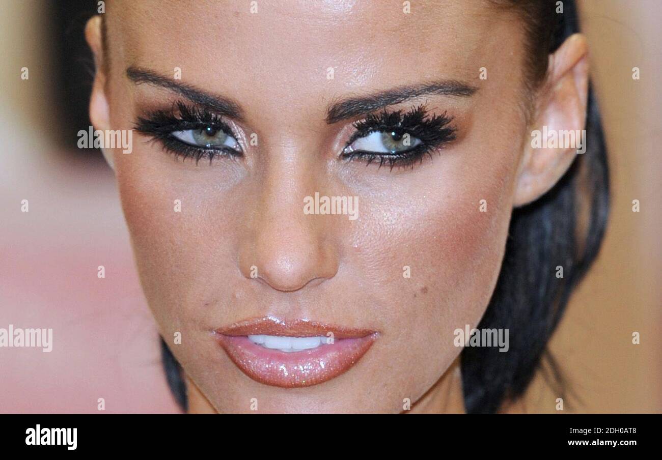 **PRODOTTO ALTERNATIVO** Katie Price appare a Matalan a Milton Keynes, Buckinghamshire, per promuovere la sua nuova gamma di biancheria da letto progettata esclusivamente per Matalan. Foto Stock