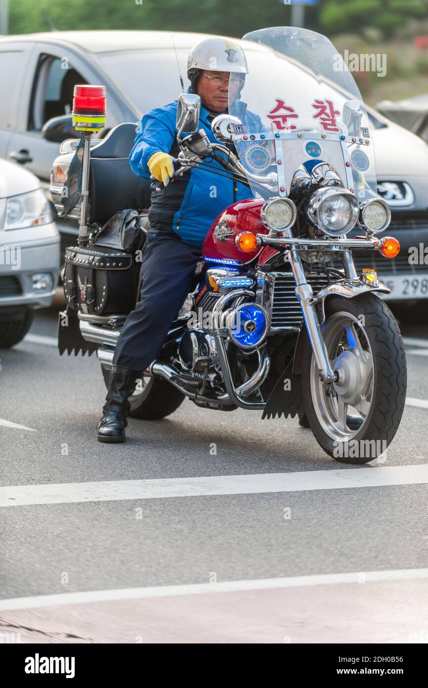 Busan, Corea del Sud - 11 giugno 2012: Un poliziotto sudcoreano su una motocicletta. Foto Stock
