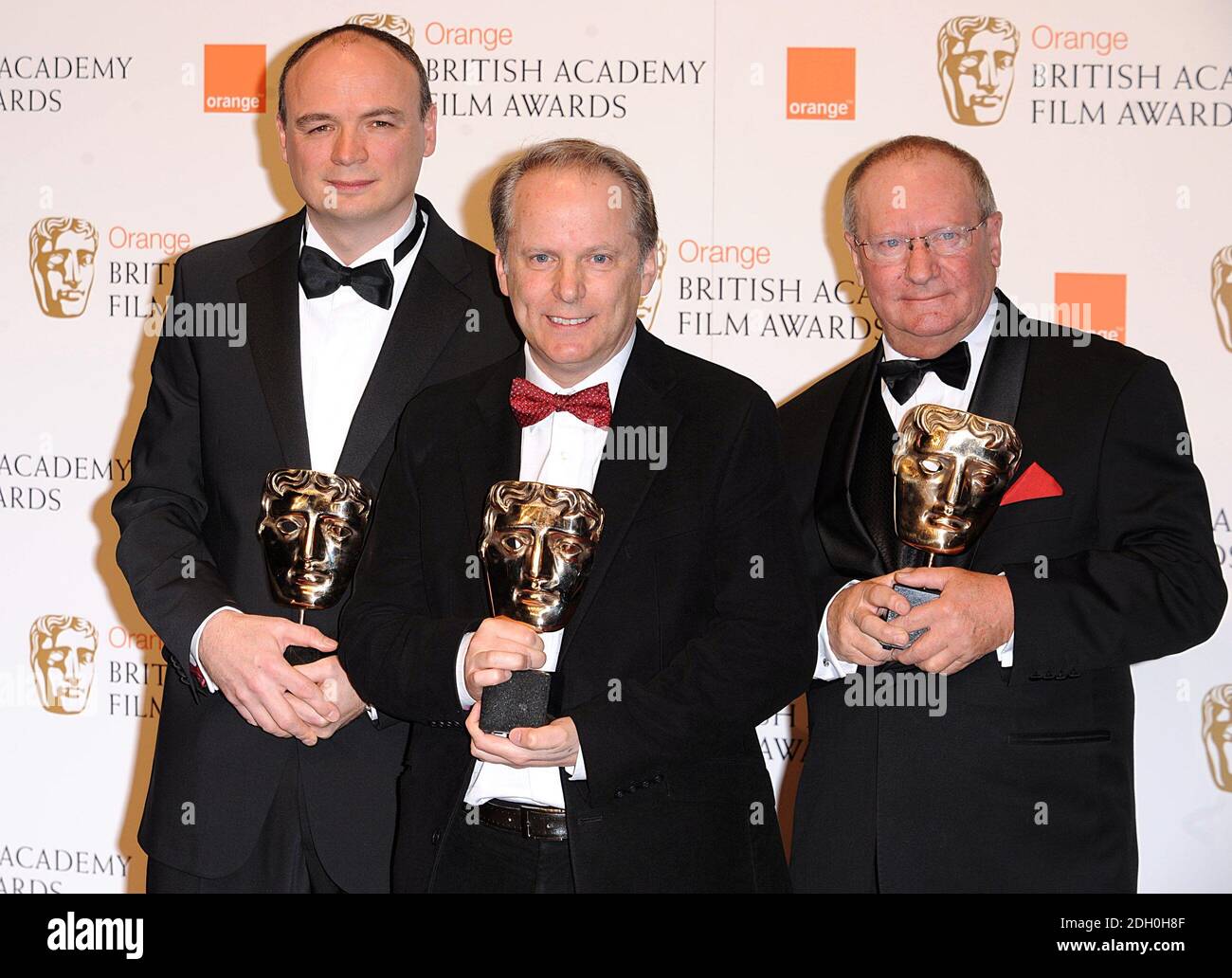 Nick Park (centro), Steve Pegram (a sinistra) e Bob Barker (a destra) con il premio Best Short Animation ai British Academy Film Awards 2009 presso la Royal Opera House di Covent Garden, nel centro di Londra. L'USO DI QUESTA IMMAGINE È RIGOROSAMENTE SOGGETTO A EMBARGO FINO ALLE ORE 21:30 GMT DI DOMENICA 8 FEBBRAIO. Foto Stock