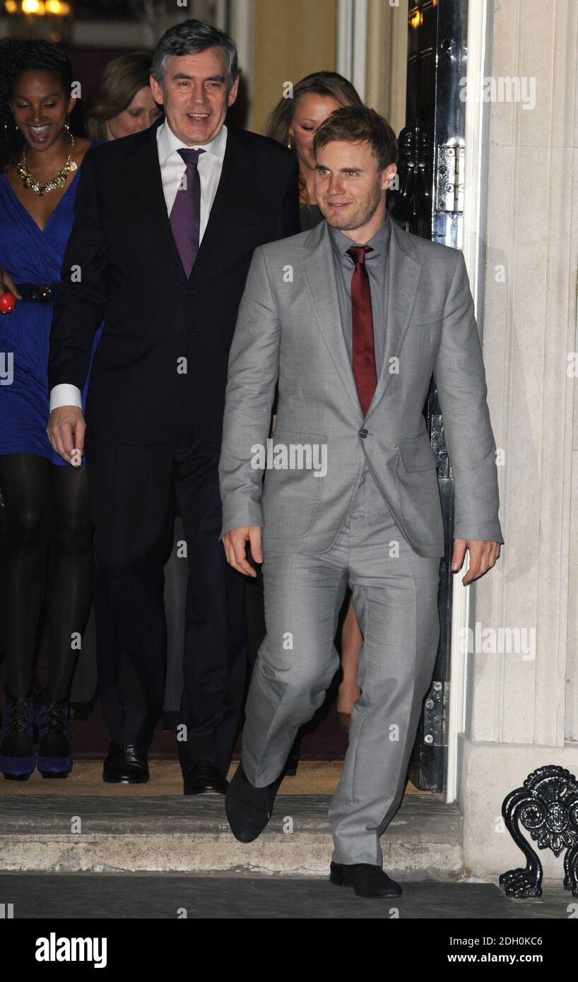 Gordon Brown con (da sinistra a destra) Alesha Dixon, Kimberley Walsh e Gary Barlow al 10 di Downing Street. Le celebrità del Great Red Nose BT Kili Climb visitano 10 Downing Street per incontrare il primo Ministro dopo la loro salita sul picco più alto dell'Africa per raccogliere fondi per il Comic Relief. Foto Stock