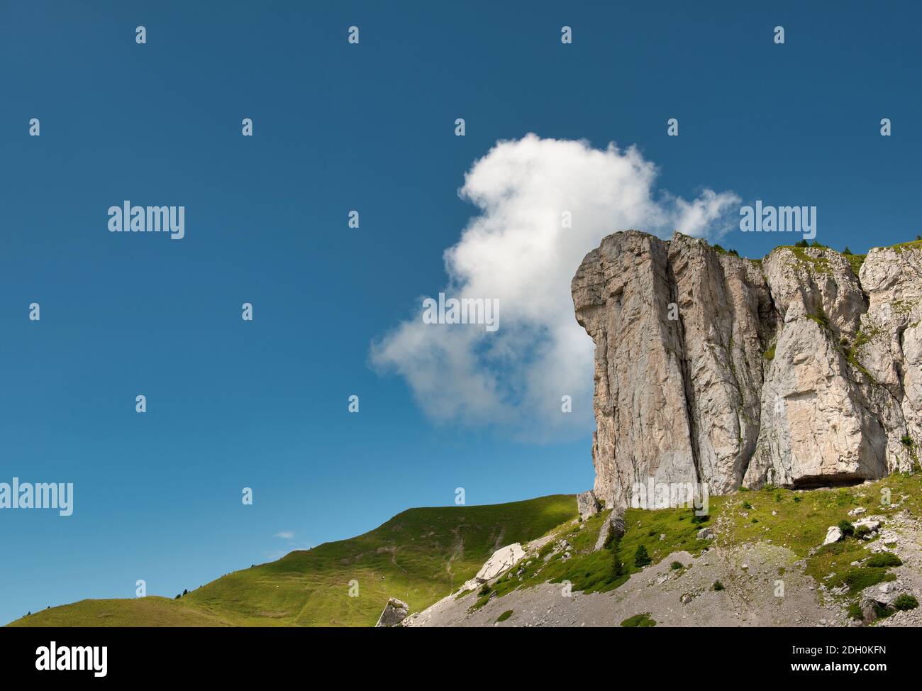 Un'unica nuvola sul Tour d'ai, vetta rocciosa svizzera, Svizzera Foto Stock