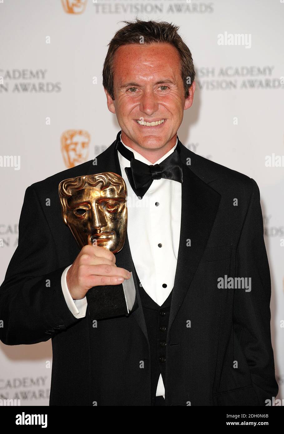 ** SOGGETTO A EMBARGO: NON PER PUBBLICAZIONE PRIMA DELLE 2130 GMT DOMENICA APR. 26 2009 Bruce Parry con il Factual Series Award ricevuto per Amazon con Bruce Parry al British Academy Television Awards al Royal Festival Hall nel centro di Londra. Foto Stock