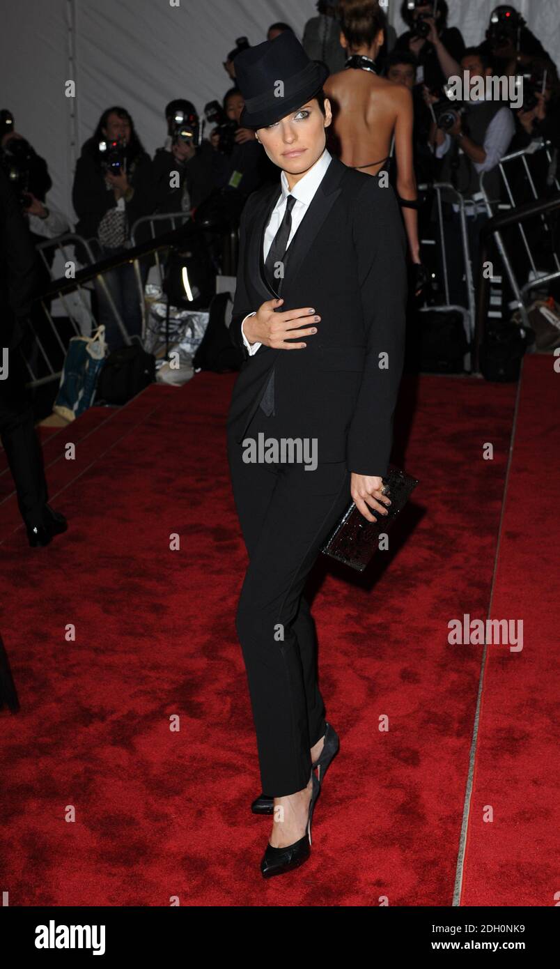Lake Bell al modello come Muse, incarnando la moda, Costume Institute Gala, il Metropolitan Museum, New York, USA Foto Stock