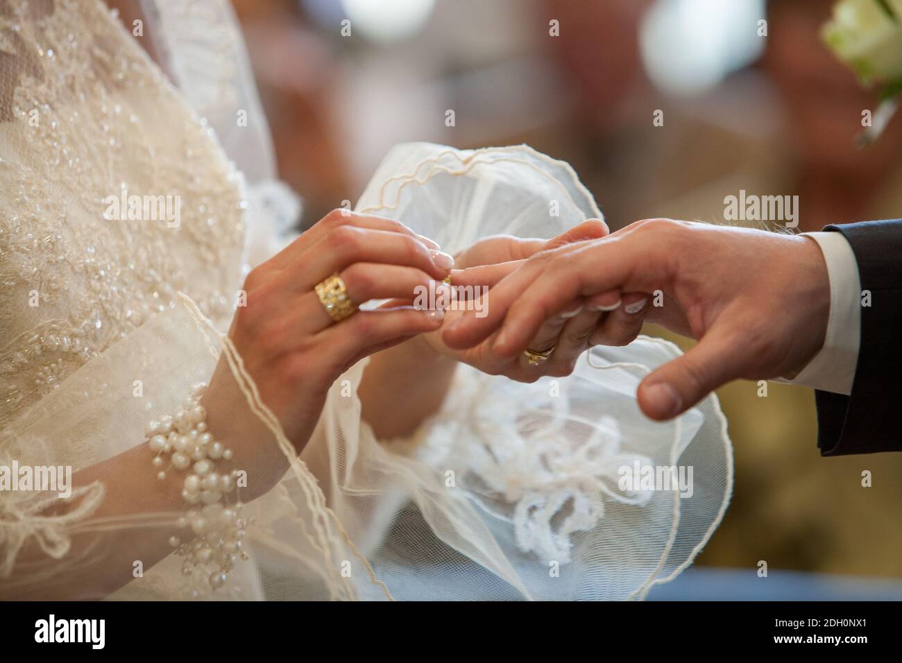Scambio di sposi e sposi degli anelli di nozze Foto Stock