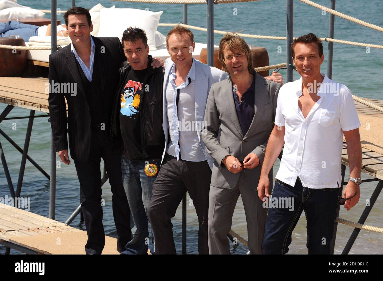 (L-R) Tony Hadlee, John Keeble, Gary Kemp, Steve Norman e Martin Kemp di Spandau Ballet in occasione di una fotocellula tenuta a Nikki Beach durante il 62° Festival de Film di Cannes. Foto Stock
