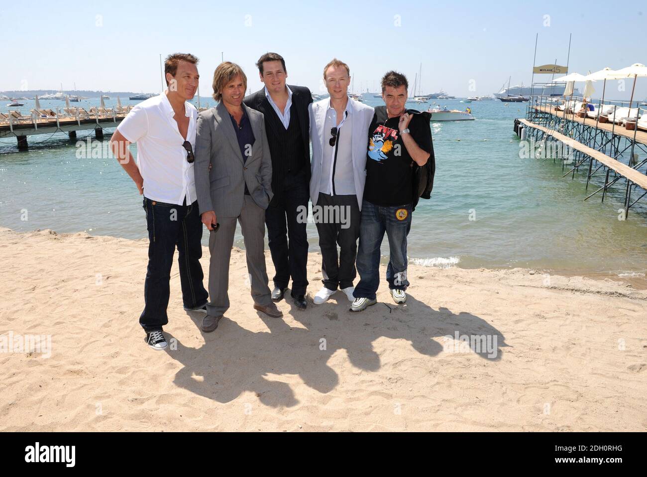 (L-R) Martin Kemp, Steve Norman, Tony Hadley, Gary Kemp e John Keeble di Spandau Ballet in occasione di una fotocellula tenuta a Nikki Beach durante il 62° Festival de Film di Cannes. Foto Stock