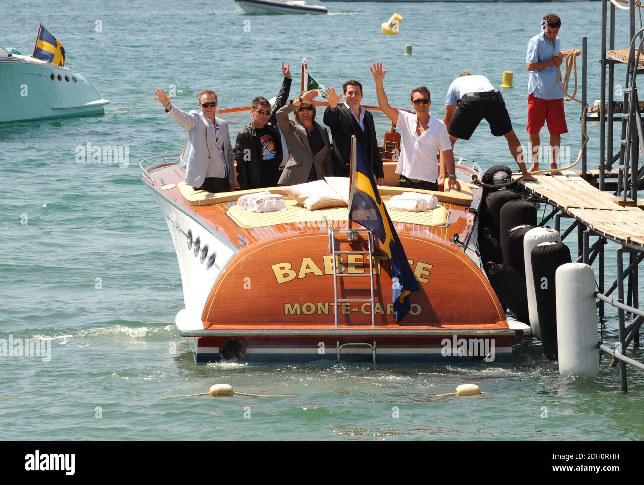 (L-R) Gary Kemp, John Keeble, Steve Norman, Tony Hadlee e Martin Kemp di Spandau Ballet in occasione di un lancio a motore presso una fotocellula che si tiene a Nikki Beach durante il 62° Festival de Film di Cannes. Foto Stock