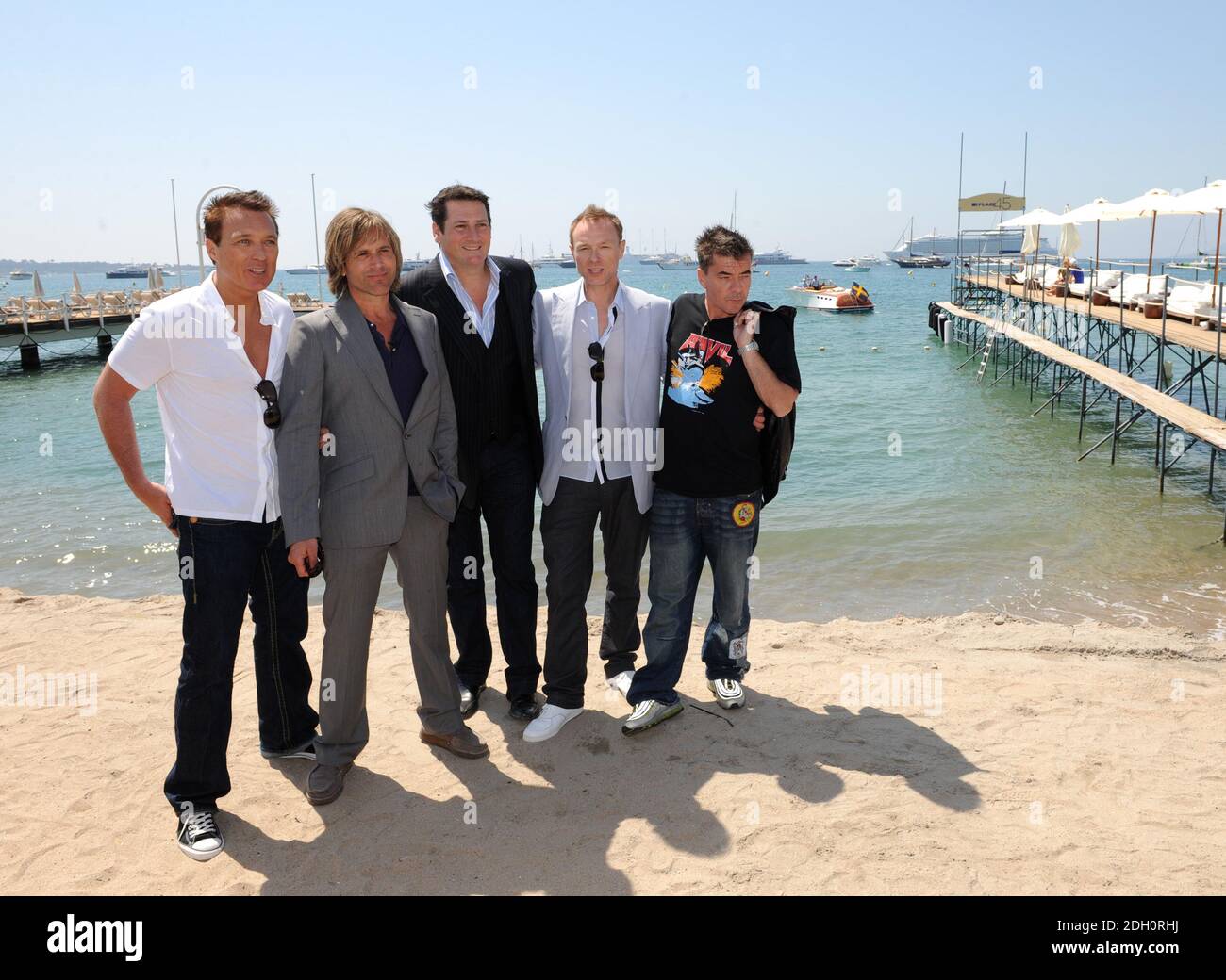 (L-R) Martin Kemp, Steve Norman, Tony Hadley, Gary Kemp e John Keeble di Spandau Ballet in occasione di una fotocellula tenuta a Nikki Beach durante il 62° Festival de Film di Cannes. Foto Stock