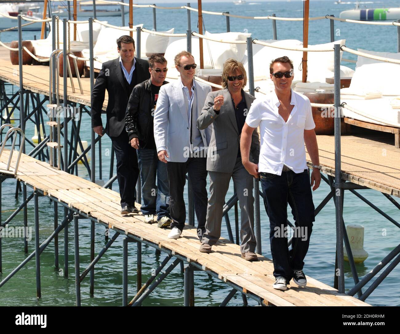 (L-R) Tony Hadlee, John Keeble, Gary Kemp, Steve Norman e Martin Kemp di Spandau Ballet in occasione di una fotocellula tenuta a Nikki Beach durante il 62° Festival de Film di Cannes. Foto Stock