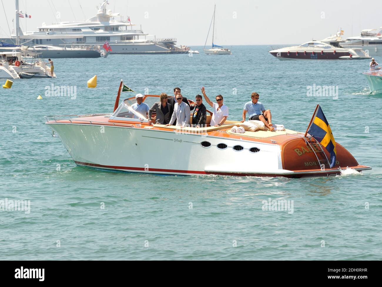 (L-R) Steve Norman, Tony Hadlee, Gary Kemp, John Keeble e Martin Kemp di Spandau Ballet in occasione di un lancio a motore presso una fotocellula tenuta a su Nikki Beach durante il 62° Festival de Film di Cannes. Foto Stock