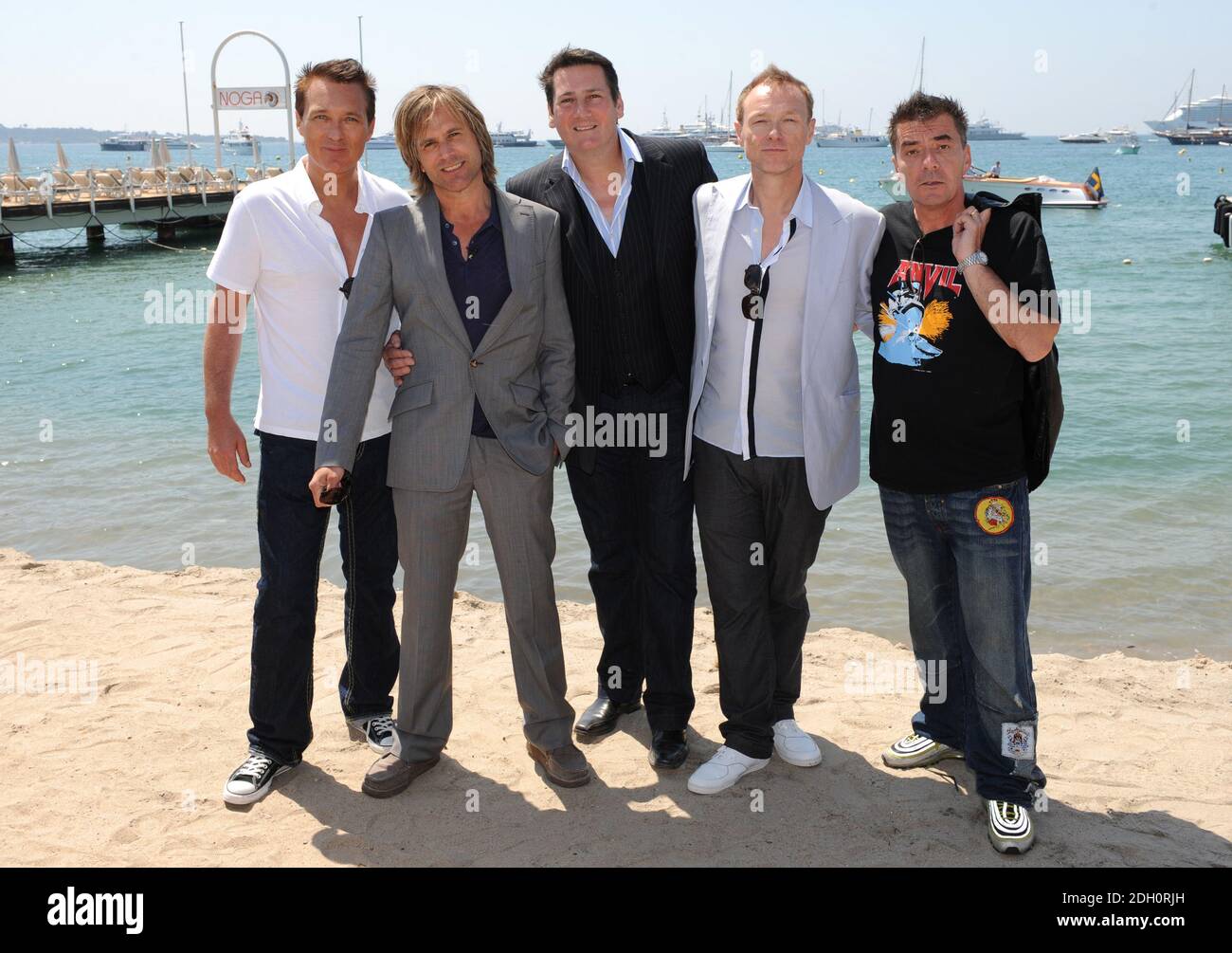 (L-R) Martin Kemp, Steve Norman, Tony Hadley, Gary Kemp e John Keeble di Spandau Ballet in occasione di una fotocellula tenuta a Nikki Beach durante il 62° Festival de Film di Cannes. Foto Stock