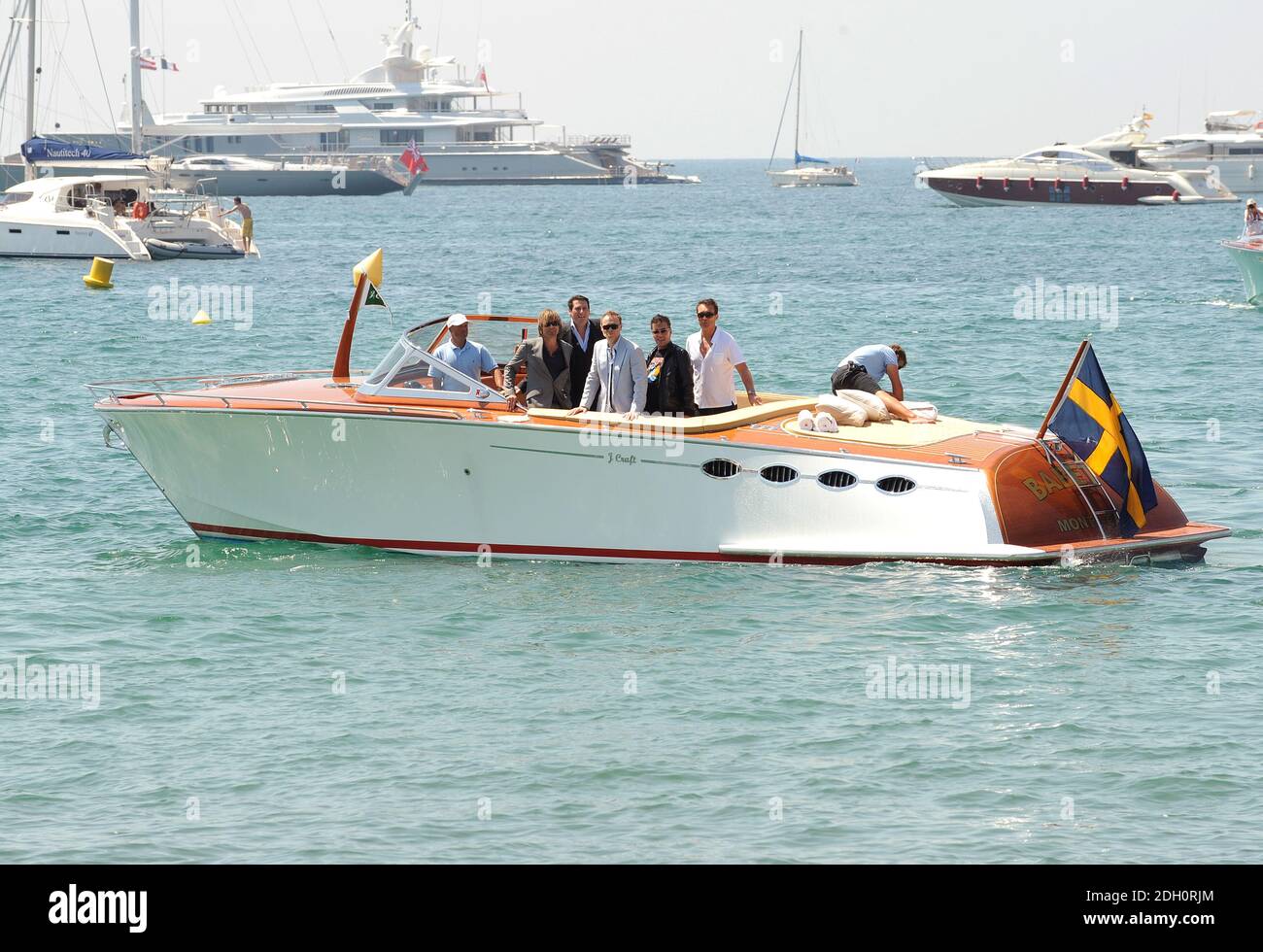 (L-R) Steve Norman, Tony Hadlee, Gary Kemp, John Keeble e Martin Kemp di Spandau Ballet in occasione di un lancio a motore presso una fotocellula tenuta a su Nikki Beach durante il 62° Festival de Film di Cannes. Foto Stock
