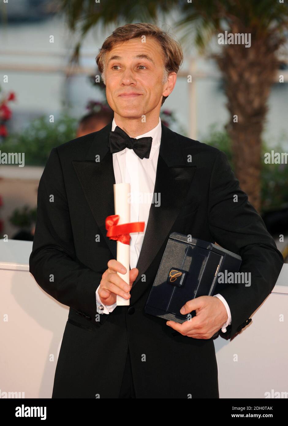 L'attore austriaco Christoph Waltz si presenta con il premio Best Actor ricevuto per il film 'Inglourious Basterds', in una foto call dopo la cerimonia di premiazione, durante il 62esimo festival internazionale del cinema a Cannes, Francia meridionale, domenica 24 maggio 2009. Foto Stock