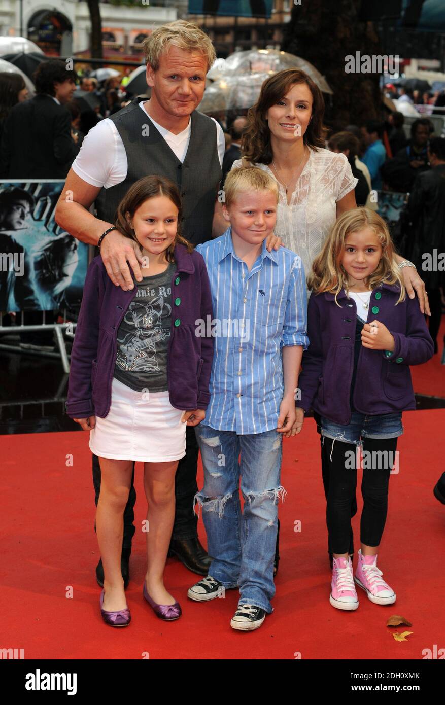 Gordon Ramsay e la moglie Tana Ramsay con i bambini arrivano per la prima mondiale di Harry Potter e il Principe Mezzosangue all'Odeon Leicester Square, Londra. Foto Stock