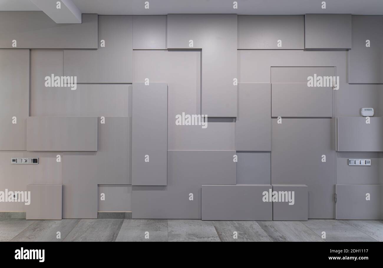 Interni contemporanei di appartamenti di lusso. Moderno design geometrico hi-tech della parete. Foto Stock