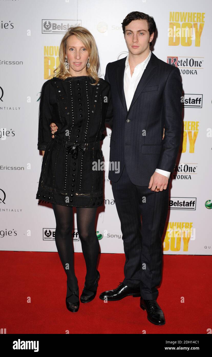 Sam Taylor- Wood e la fidanzata Aaron Taylor-Johnson arrivano per la prima volta in beneficenza di Nowhere Boy, ospitata da Quintessically, al BAFTA di Piccadilly, Londra. Foto Stock