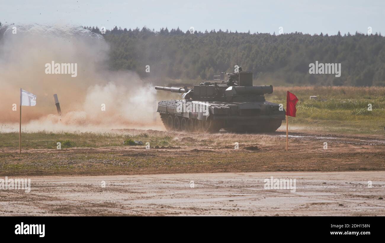 Colpo di un carro armato russo ai bersagli durante la competizione.il giorno dell'apertura dei Giochi dell'Esercito Internazionale 'ARMY-2020', gli equipaggi di carri armati si sono svolte sui gloriosi carri armati sovietici T-34, i migliori carri armati della seconda guerra mondiale. Nel 2020, i dipartimenti militari di 19 stati, tra cui Bielorussia, Kazakistan, Cina e Russia, hanno partecipato al concorso Tank Biathlon, le cui squadre sono state vincitori multipli e vincitori del concorso. Foto Stock