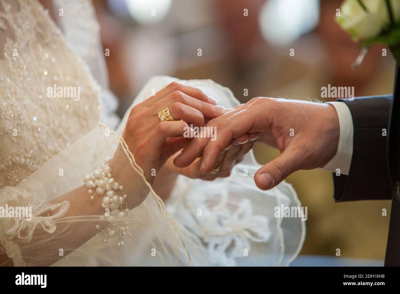 Scambio di sposi e sposi degli anelli di nozze Foto Stock