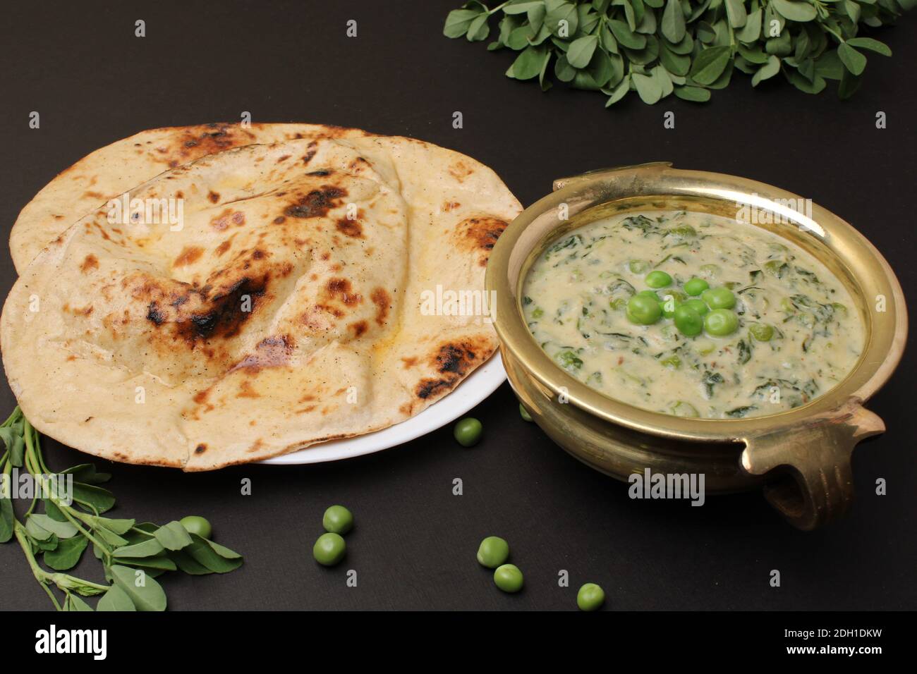 Methi Mutter Malai, server indiano con naan o tandoori roti. Foto Stock