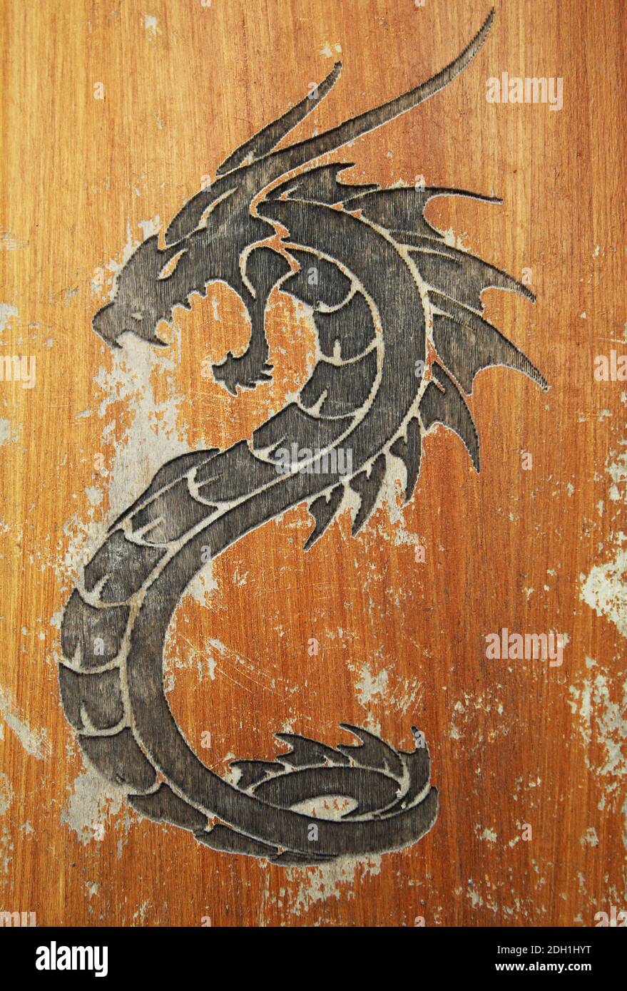Drago scolpito su un pezzo di legno d'epoca da vicino Foto Stock