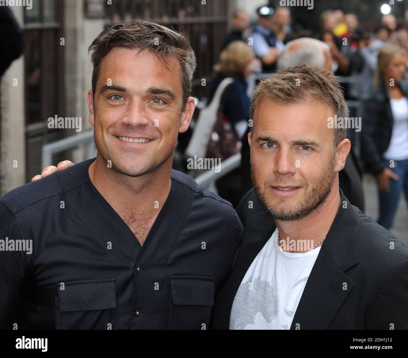 Gary Barlow e Robbie Williams lasciano radio 1dopo promuovere il loro nuovo  duetto 'Shame', Londra Foto stock - Alamy