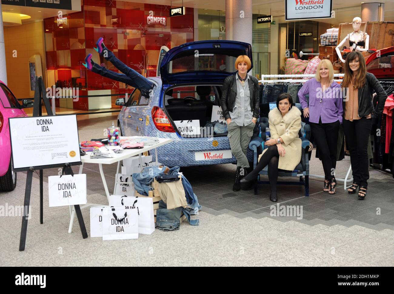 Lily Allen, Sarah Owen e Mary Portis alla Fiera dell'Automobile, Westfield Shopping Centre, Londra. Foto Stock