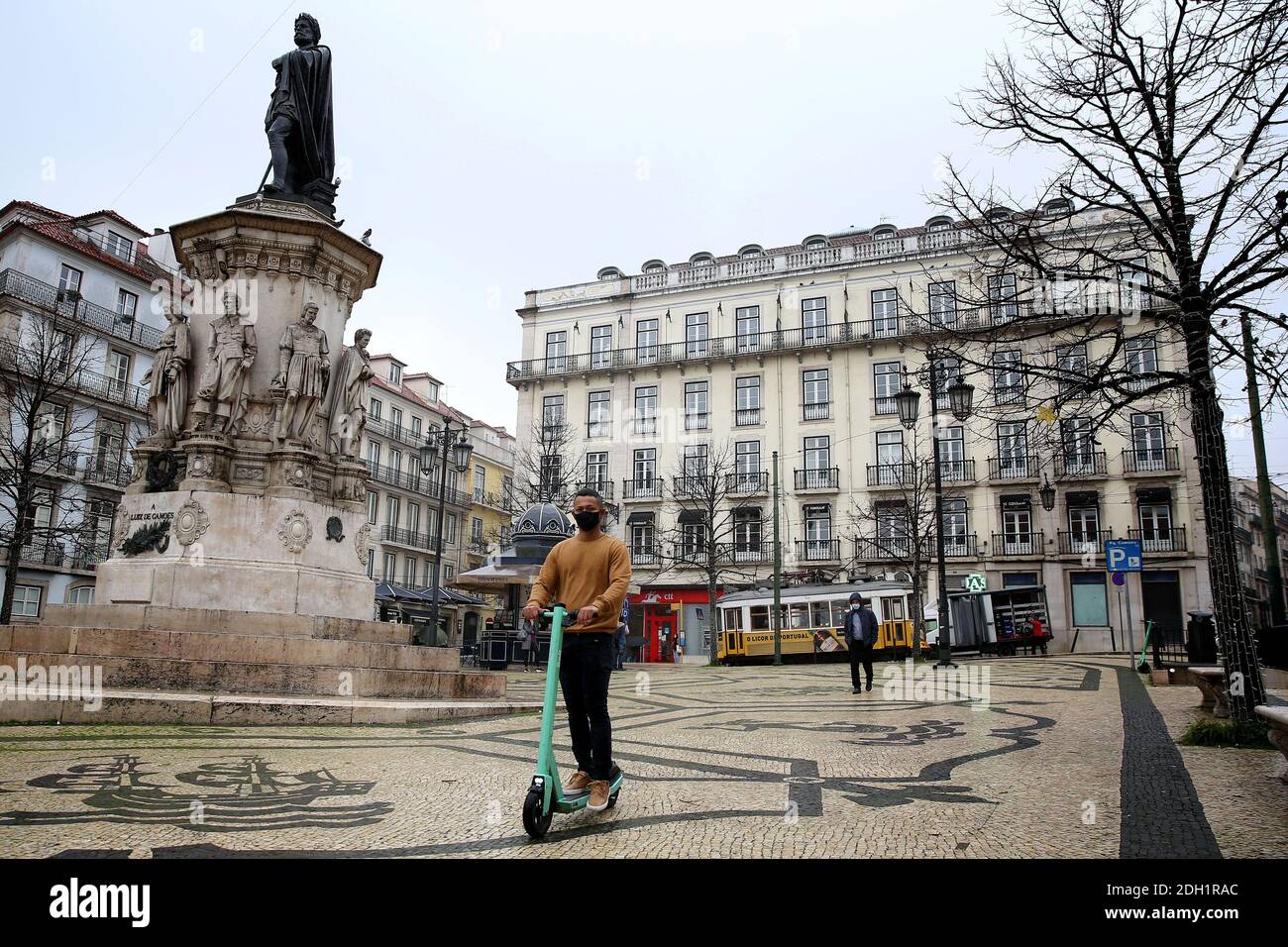 Lisbona, Portogallo. 9 Dic 2020. Un uomo che indossa una maschera facciale fa un giro su uno scooter elettrico nella piazza Luis de Camoes a Lisbona, in Portogallo, il 09 dicembre 2020. Il nuovo periodo di emergenza in Portogallo, che dura fino al 23 dicembre, è iniziato alle 00:00 di mercoledì, con un totale di 113 comuni sulla terraferma a rischio di trasmissione estremamente alta o molto alta Covid-19. Sabato scorso, il primo ministro Antonio Costa ha affermato che la strategia del governo era quella di mantenere il sistema già in vigore fino a Natale, e quindi ridurre leggermente le restrizioni alle parti. (Immagine di credito: © Pedro Fiuz Foto Stock