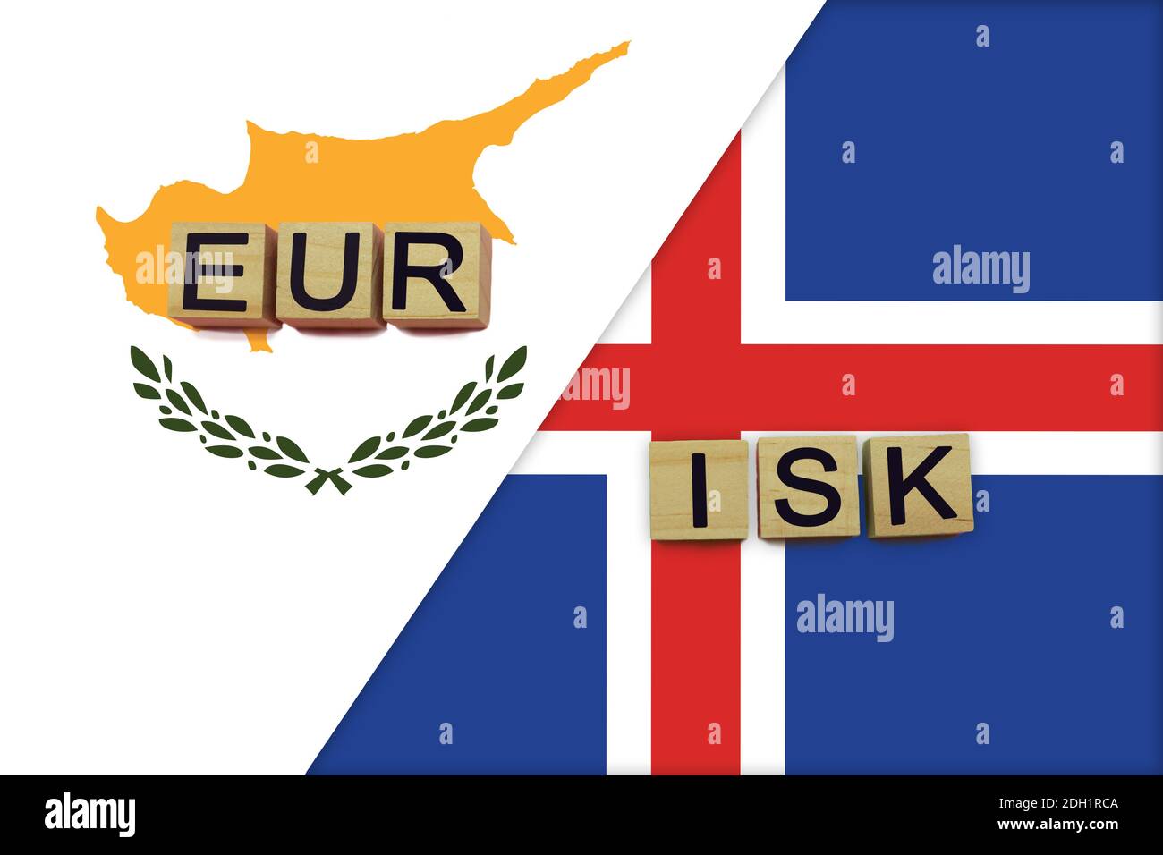 Le monete di Cipro e dell'Islanda sono codifiche in base alle bandiere nazionali. Concetto di trasferimento di denaro internazionale Foto Stock