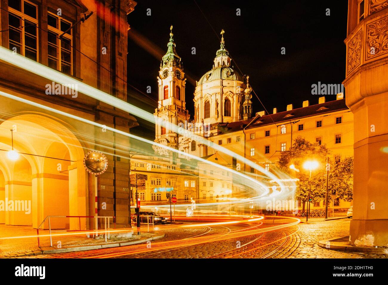 Vista notturna della chiesa di San Nicola, Praga, repubblica Ceca. Lunga esposizione luci della città.movimento velocità scene.Traffic sentieri in città.City Street di notte.tra Foto Stock