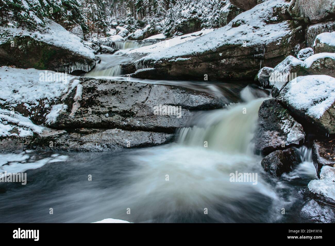 Il gruppo di cascate e cascate sul fiume Cerna Desna, vicino al lago artificiale di Sous, montagne di Jizera, Repubblica Ceca.Long esposizione Water.Fresh Foto Stock