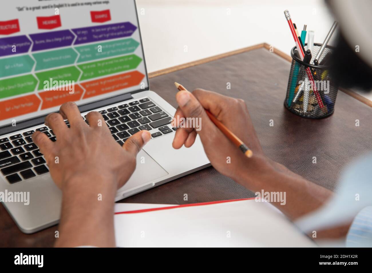 Comunicazione. Corsi di inglese online a casa. Ravvicinato le mani dell'uomo durante l'insegnamento a distanza degli studenti all'interno del salotto. Utilizzo di dispositivi. Concetto di educazione, quarantena, oggettistica moderna. Foto Stock