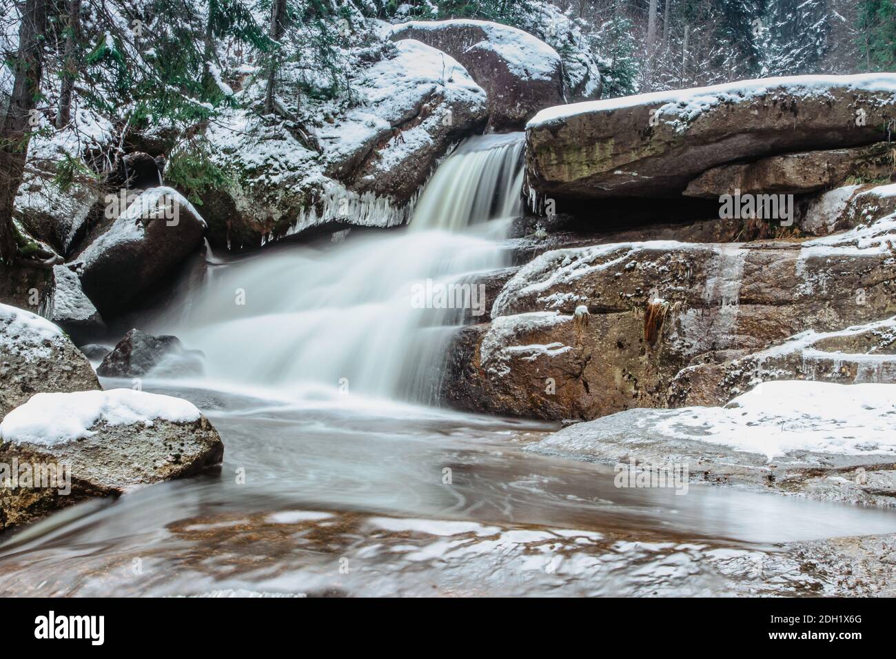 Il gruppo di cascate e cascate sul fiume Cerna Desna, vicino al lago artificiale di Sous, montagne di Jizera, Repubblica Ceca.Long esposizione Water.Fresh Foto Stock