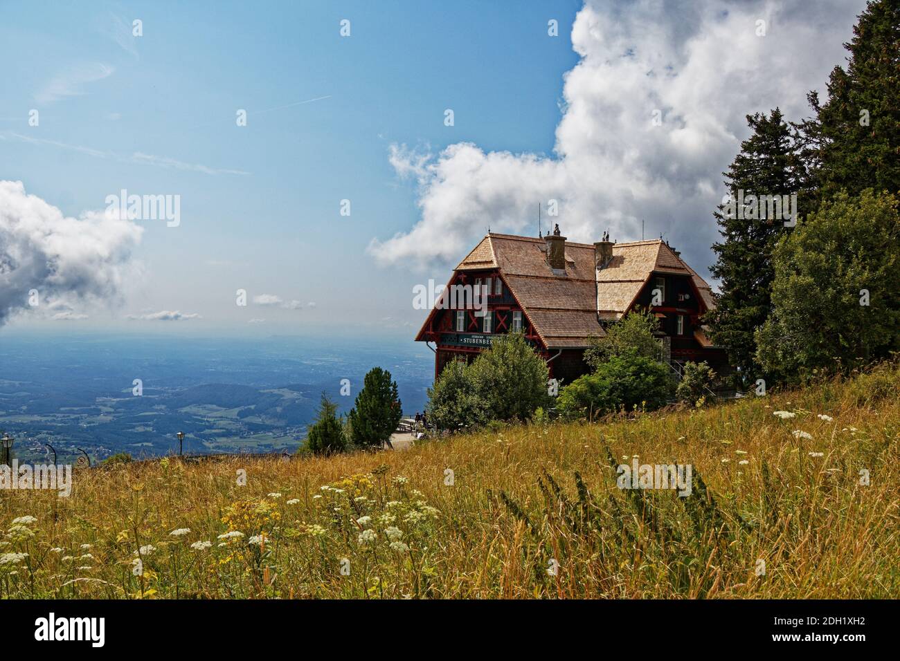 Vista su una baita di montagna 'Stubenberghaus' e prato sulla Schockl montagna in Austria Foto Stock