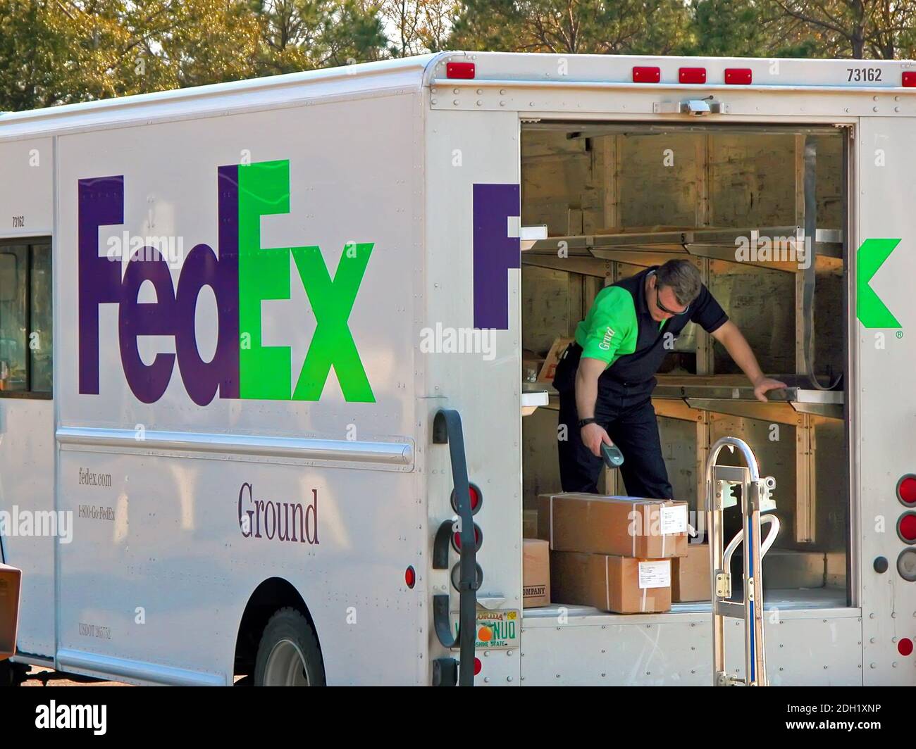 Fed ex Employee fornisce pacchetti Foto Stock