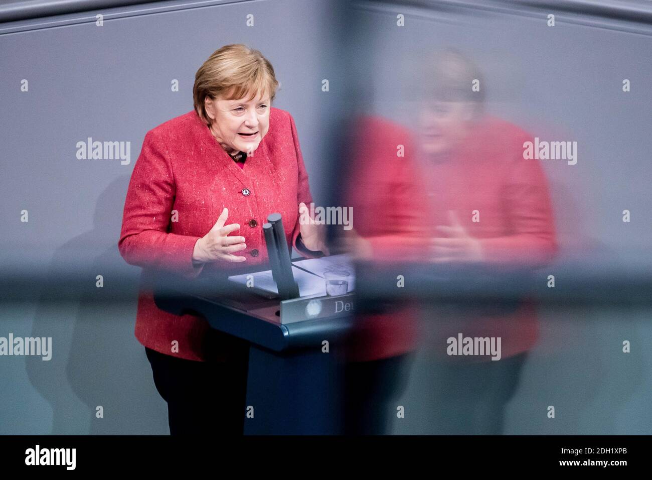 09 dicembre 2020, Berlín: La cancelliera tedesca Angela Merkel parla dinanzi al Parlamento di Berlino. Il capo del governo ha avvertito che gli effetti della pandemia potrebbero sconvolgere l'attuale equilibrio economico mondiale. Foto: Christoph Soeder/dpa Foto Stock