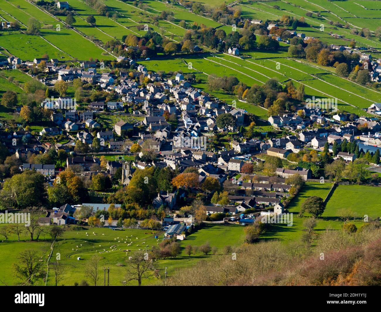 Vista verso il basso su case e campi a Bradwell A. Villaggio nel Peak District National Park Derbyshire Inghilterra Regno Unito Foto Stock