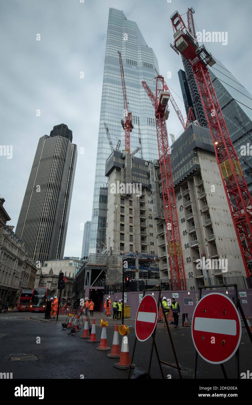 Londra, Regno Unito. 9 dicembre 2020. Costruzione di un nuovo grattacielo a Bishopsgate nella città di Londra. Boris Johnson, primo ministro, si incontrerà a Bruxelles con il capo della Commissione europea Ursula von der Leyen per cercare di concludere un accordo commerciale, con il Regno Unito per lasciare l'Unione europea il 1° gennaio 2021. La città di Londra, come altri importanti centri finanziari, ha sofferto durante la pandemia del coronavirus in corso, causando uffici non occupati e una mancanza di piede per le aziende che dipendono dai lavoratori finanziari. Credit: Stephen Chung / Alamy Live News Foto Stock