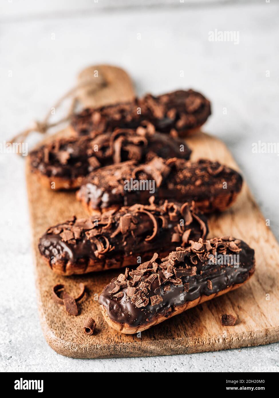 Eclair di cioccolato sano, verticale Foto Stock