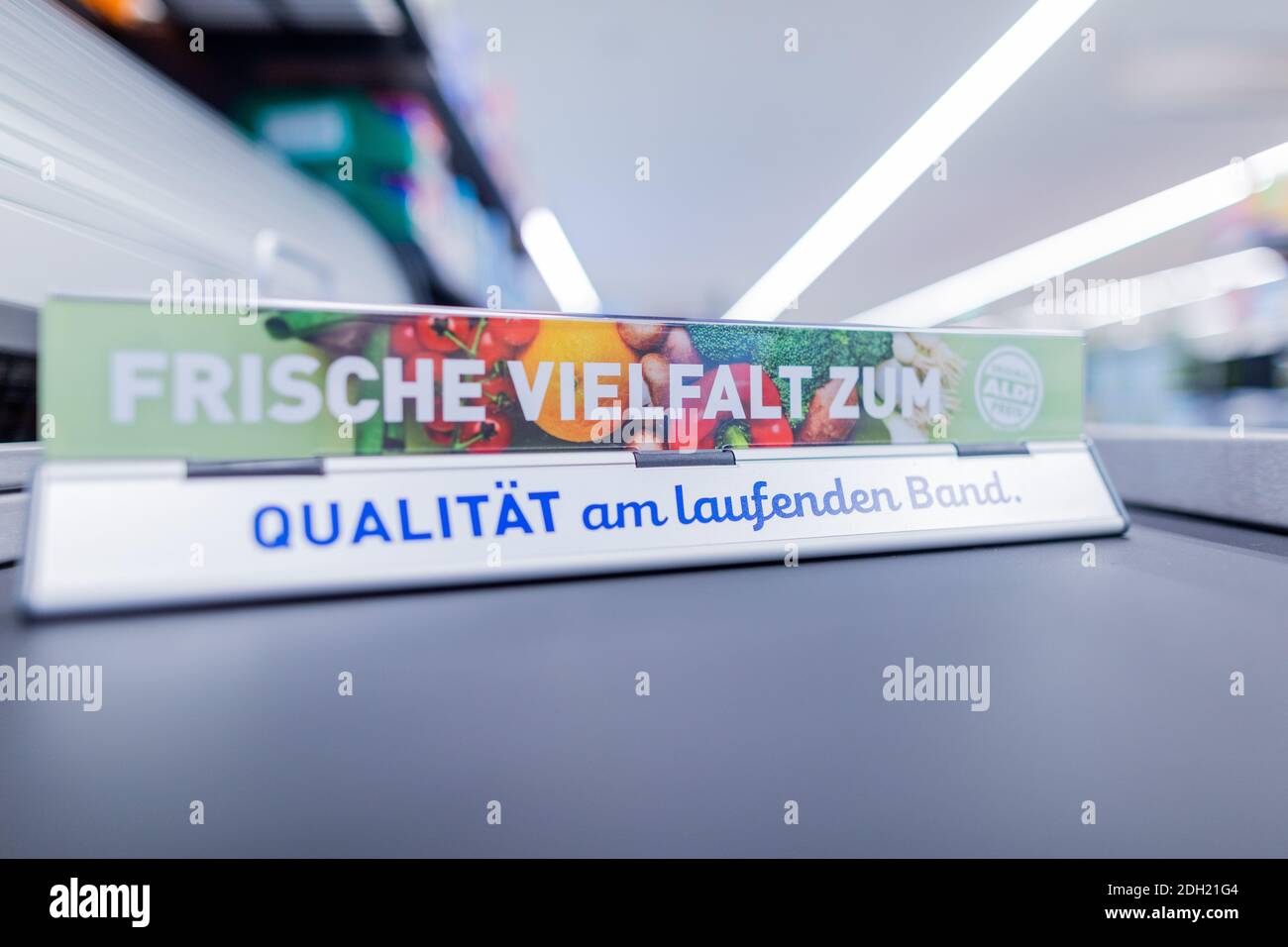 Essen, Germania. 09 dicembre 2020. "Qualità non-stop" è scritto sui divisori di prodotto al momento del check-out nel "nuovo negozio Aldi più vecchio". Dopo 101 anni di commercio alimentare nel luogo di nascita del fondatore di Albrecht, il gruppo di aziende ha chiuso la propria filiale nella sede centrale di Essen. Nelle immediate vicinanze, un nuovo negozio Aldi, più del doppio delle dimensioni, aprirà il 10 dicembre 2020. Credit: Rolf Vennenbernd/dpa/Alamy Live News Foto Stock