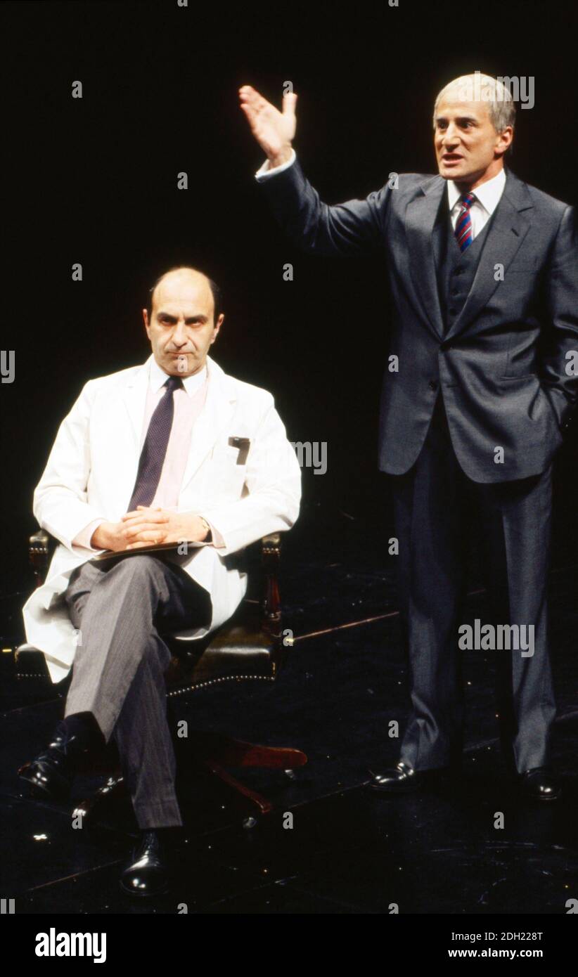 l-r: Jeffrey Chiswick (Henry), Henry Goodman (Roy Cohn) in MILLENNIUM APPROACHES, parte 1 degli ANGELI IN AMERICA di Tony Kushner al Cottesloe Theatre, Teatro Nazionale (NT), Londra SE1 23/01/1992 design: Nick Ormerod illuminazione: Mick Hughes regista: Declan Donnellan Foto Stock