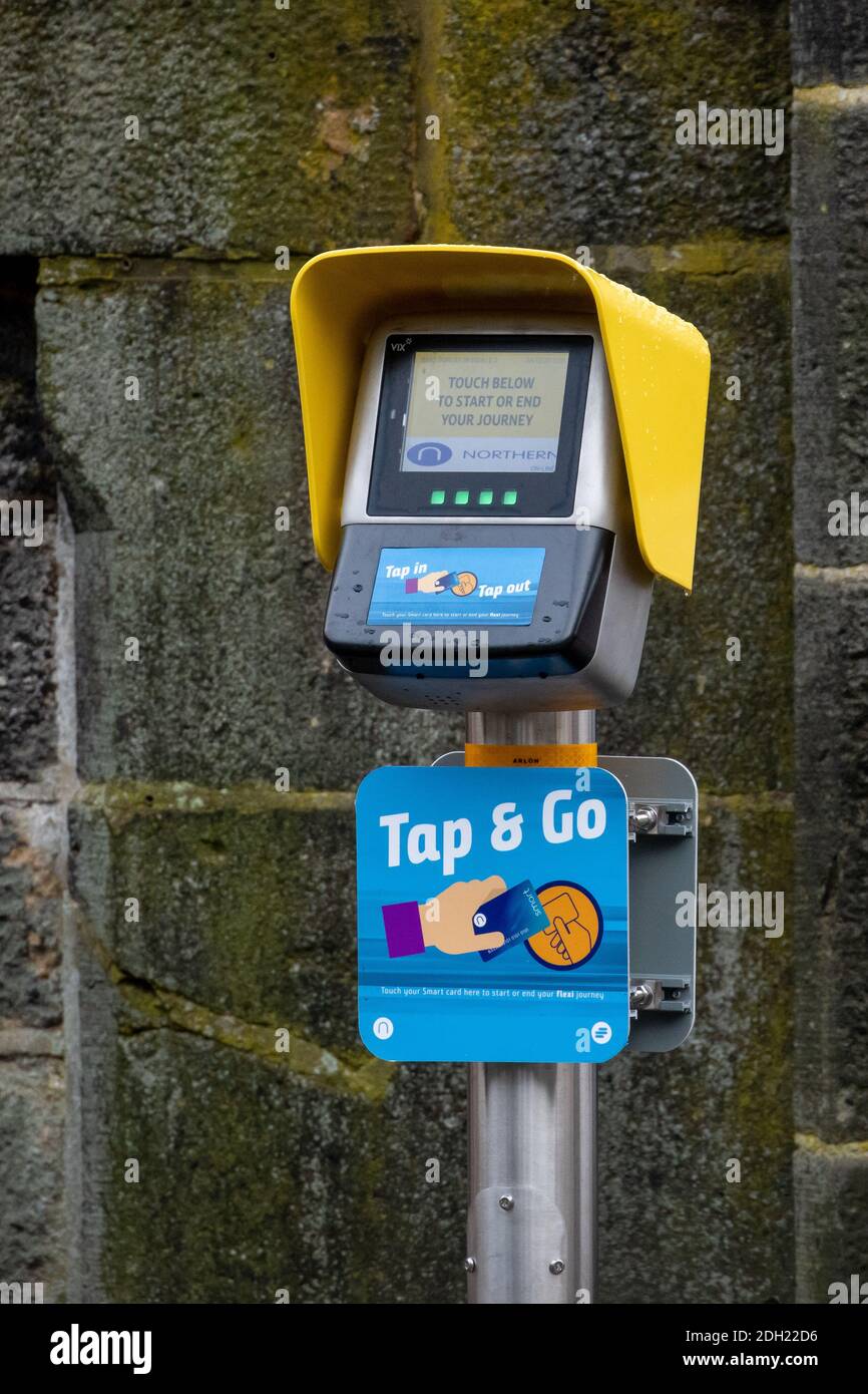 La biglietteria Tap & Go senza contatto per viaggiare sulla rete ferroviaria settentrionale, stazione di Burley-in-Wharfedale, West Yorkshire Foto Stock