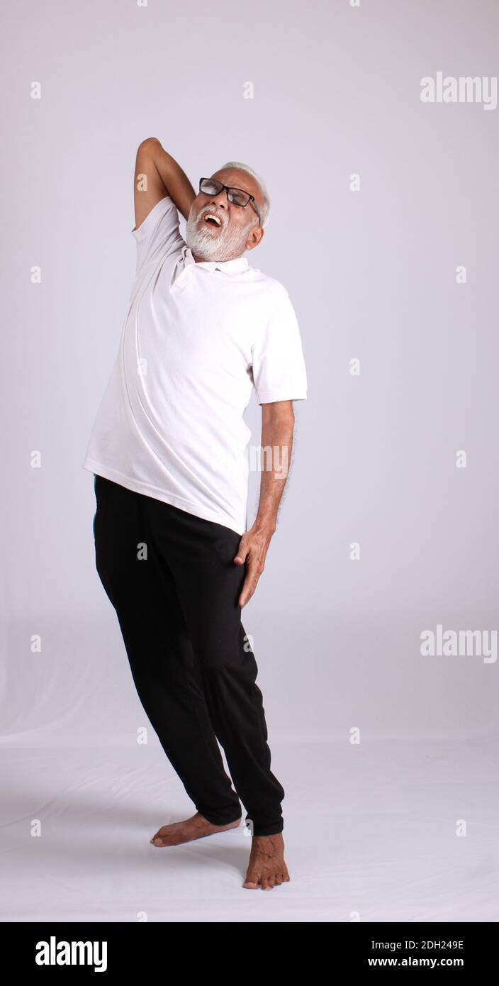 Vecchio indiano asiatico che ha dolore o dolore espressioni tristi Foto Stock