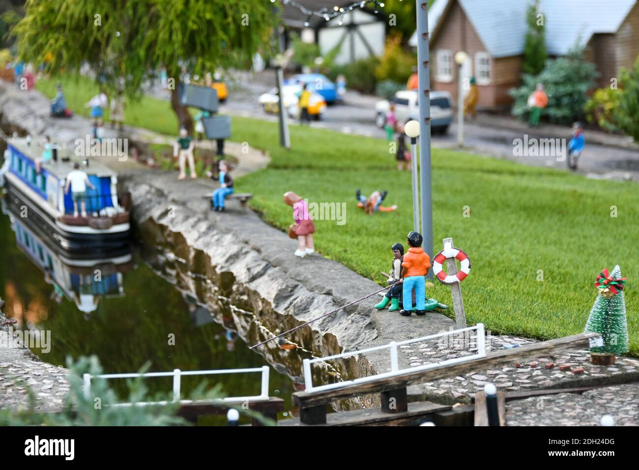 Persone in un villaggio modello, parte di Babbacombe villaggio modello in Devon. Foto Stock