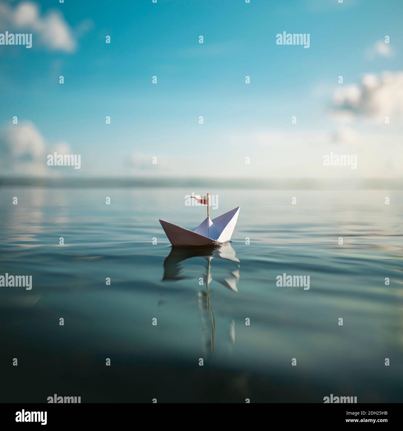 Piccola barca di carta Foto Stock