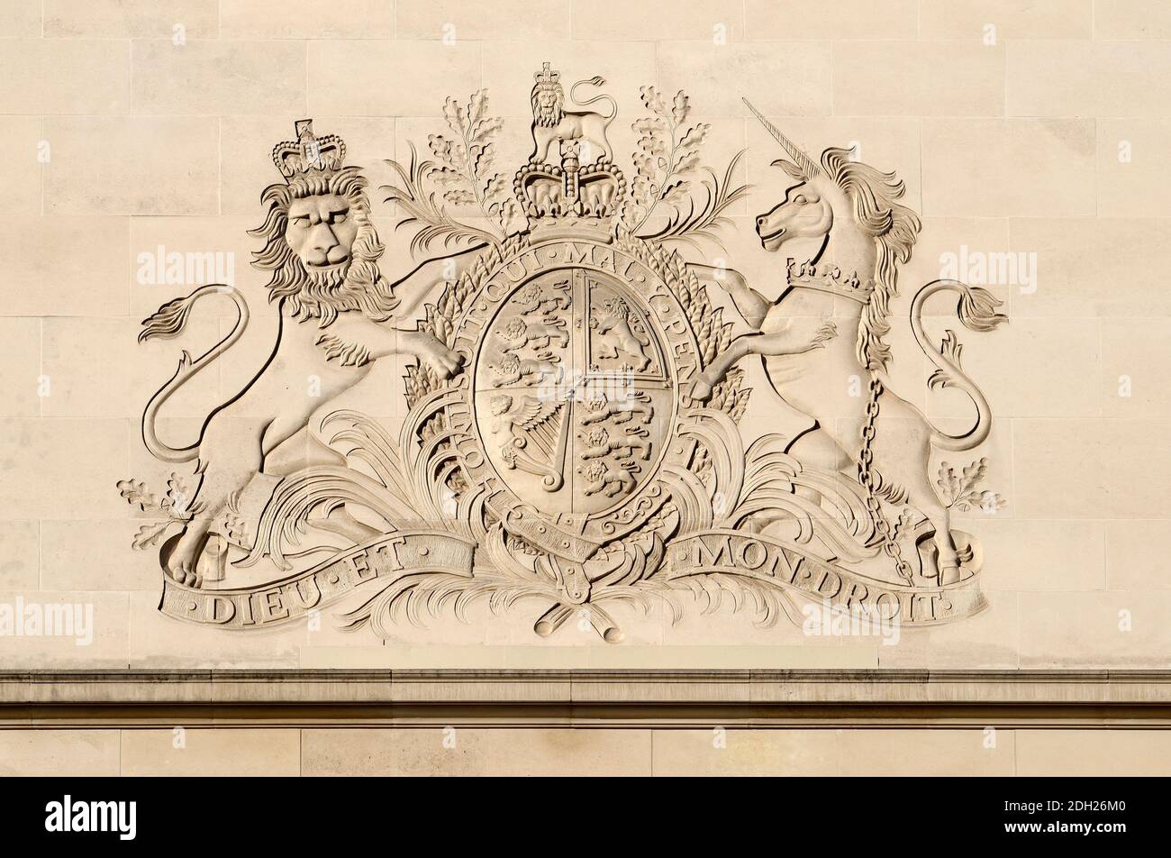Londra, Inghilterra, Regno Unito. British Royal Coat of Arms scolpito nel muro della Royal Opera House, Covent Garden Foto Stock