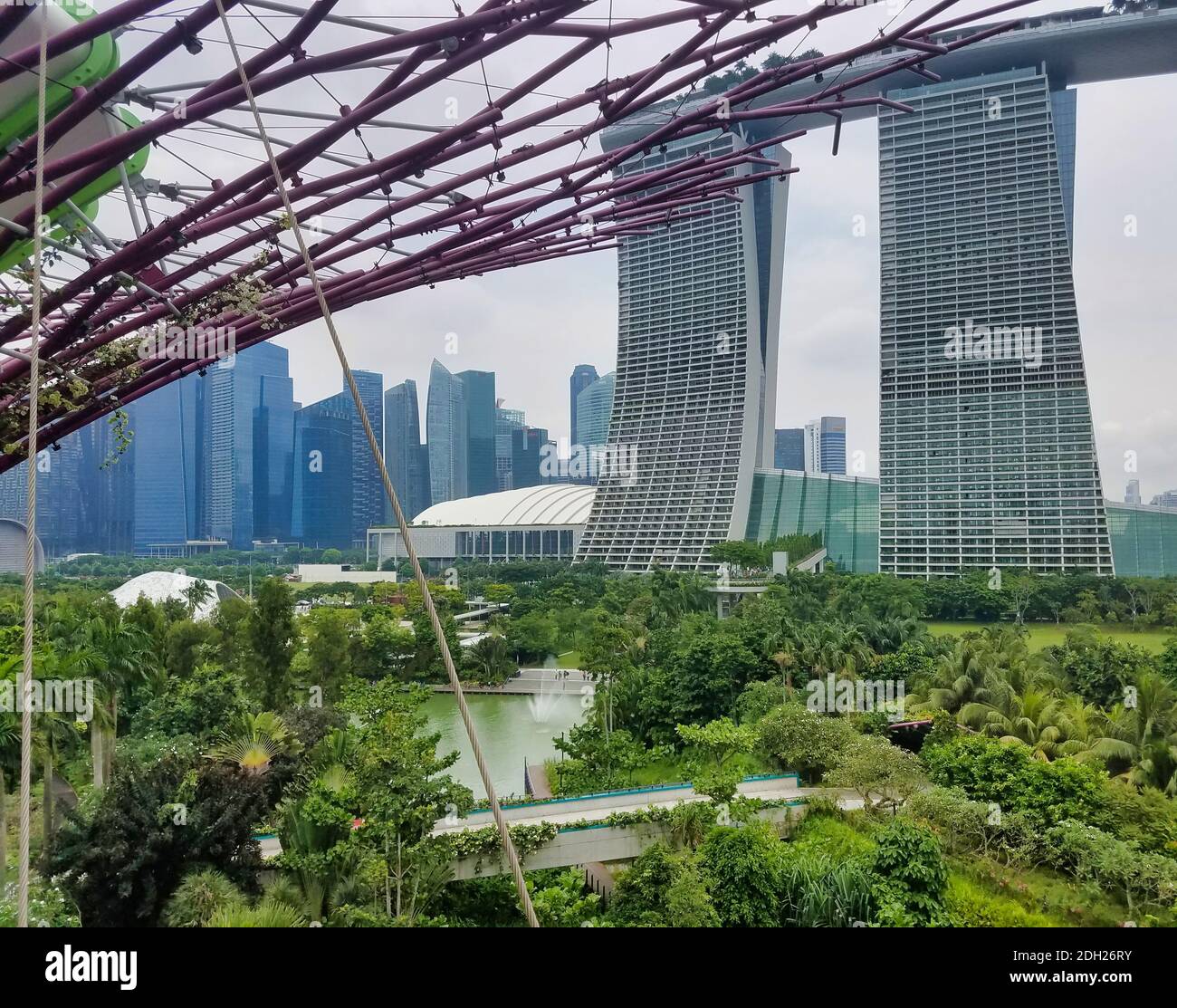 SINGAPORE - 7 maggio 2017: Vista aerea dei Giardini presso il parco della Baia con il cielo tra i suoi famosi super-alberi scultorei. Foto Stock