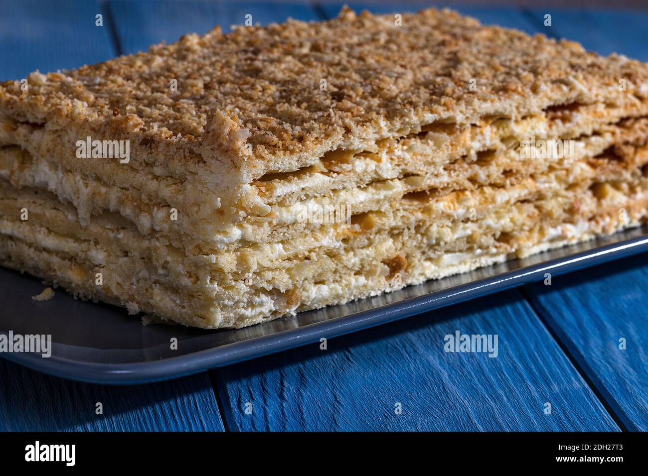 Torta stratificata con foto a fuoco selettivo napoleone crema. Foto Stock