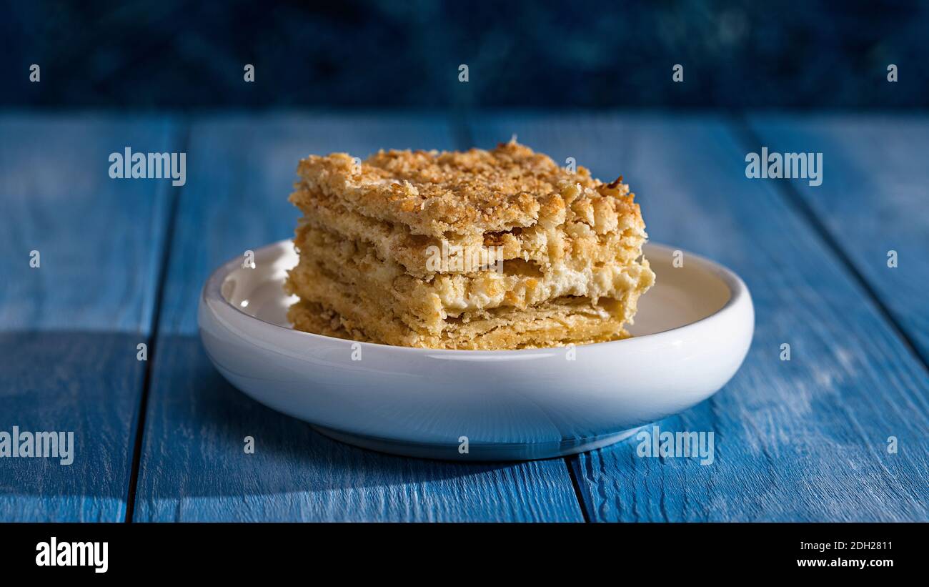 un piccolo pezzo di torta stratificata con crema napoleone selezione fuoco foto. Foto Stock