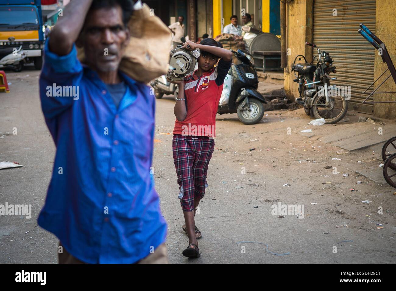 I bambini in India potrebbero dover affrontare il lavoro dalla giovane età. Un senso deve trovare le occasioni sulla strada guadagnare i soldi. Foto Stock